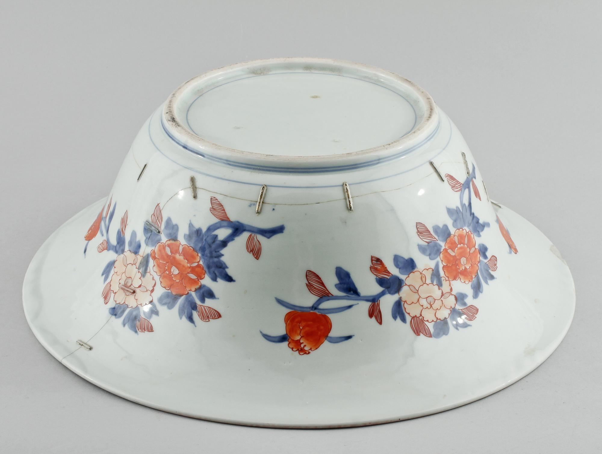 FISKBASSÄNG, porslin, Japan, 1800/1900-tal.