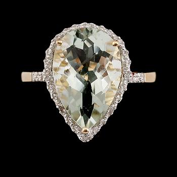 RING, 14 k guld, ametist och briljantslipade diamanter. Vikt ca 3,4 g.