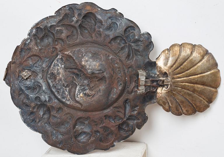 LJUSPLÅTAR, för ett ljus, ett par, barock, 1600-talets senare del, Sverige eller Tyskland/Nederländerna.
