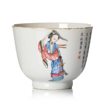 1033. A famille rose cup, Qing dynasty, 19th Century.