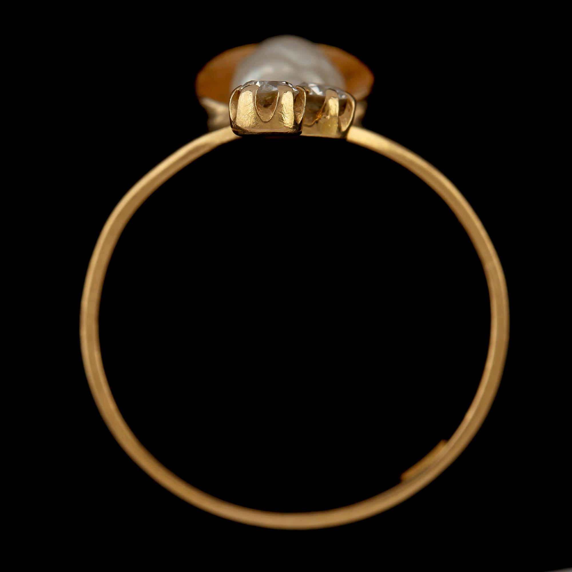 RING, 18k guld med två briljantslipade diamanter tot ca 0.14 ct samt odlad sötvattens pärla. Vikt 2 g.