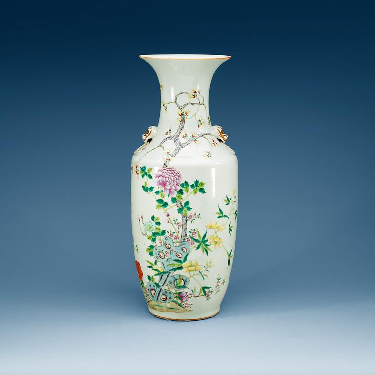 A famille rose vase, Qing dynasty, 19th Century.