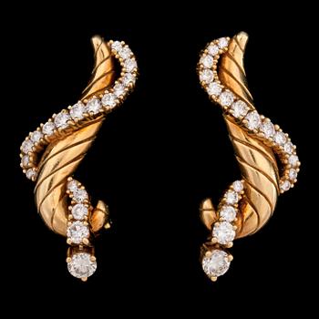 1282. A pair of brilliant cut diamond earrings, tot. app. 1.80 cts.