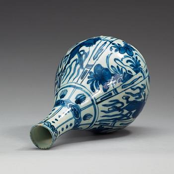 A blue and white kraak bottle, Ming dynasty, Wanli (1572-1620).