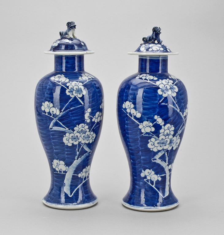 VASER, ett par, porslin, Kina 1800-tal.