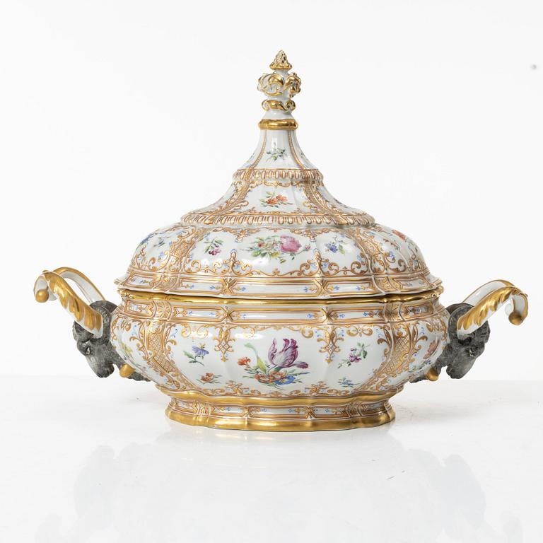 Bing & Grøndahl, a 'Rosenborg' tureen with lid, Denmark.