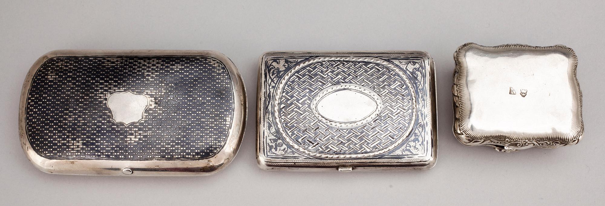 ETUIER och DOSA, 2+1st, silver, bla två  nielloarbeten, Ryssland, nyrokoko. Vikt ca292g.