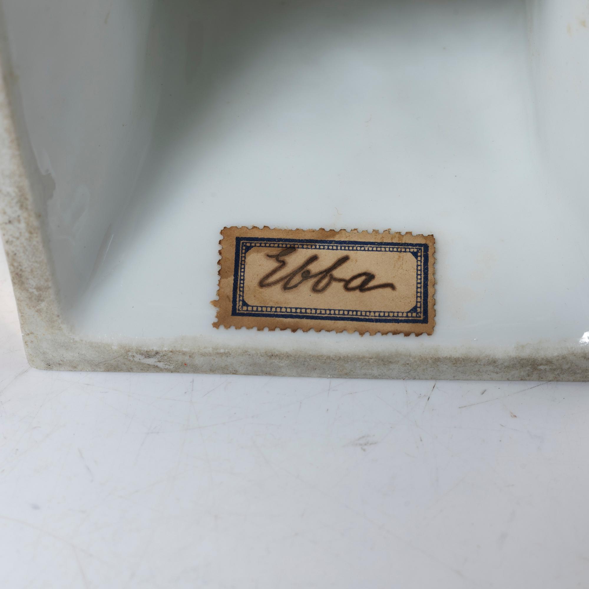 A pair of porcelain table decorations/tazzas, Russia, 19th Century.