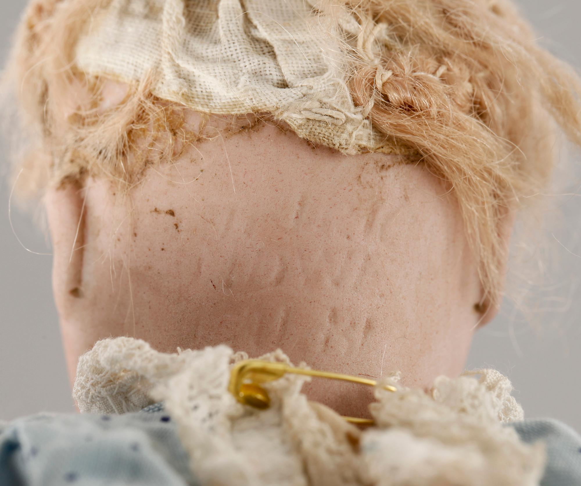 DOCKOR, 2 st, porslin, Heinrich Handwerck, sekelskiftet 1800/1900. Märkta baktill i nacken.