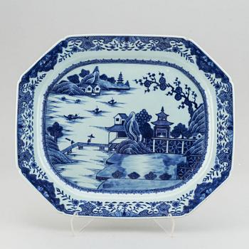 A blue and white export porcelain serving dish, Qing dynasty, Qianlong (1736-95).