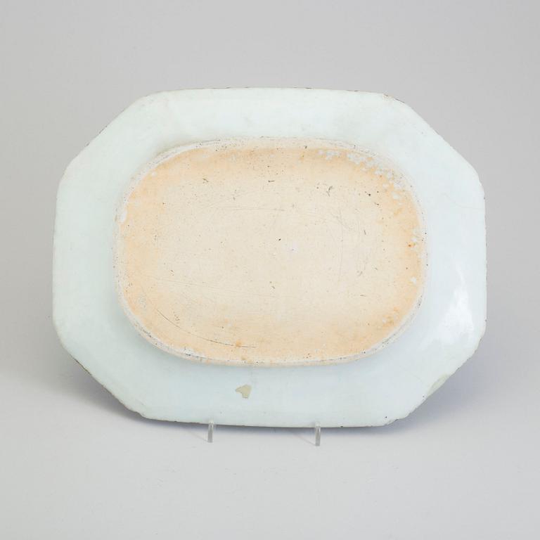 A blue and white serving dish, Qing dynasty, Qianlong (1736-95).