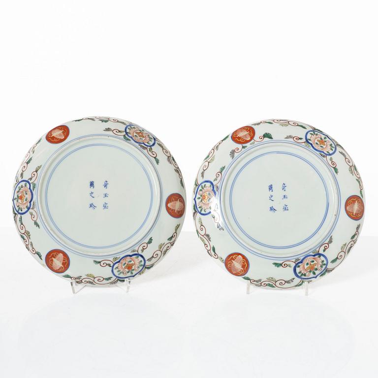 Tallrikar, fyra stycken, samt tekanna med lock, porslin. Japan, Meiji (1868-1912).