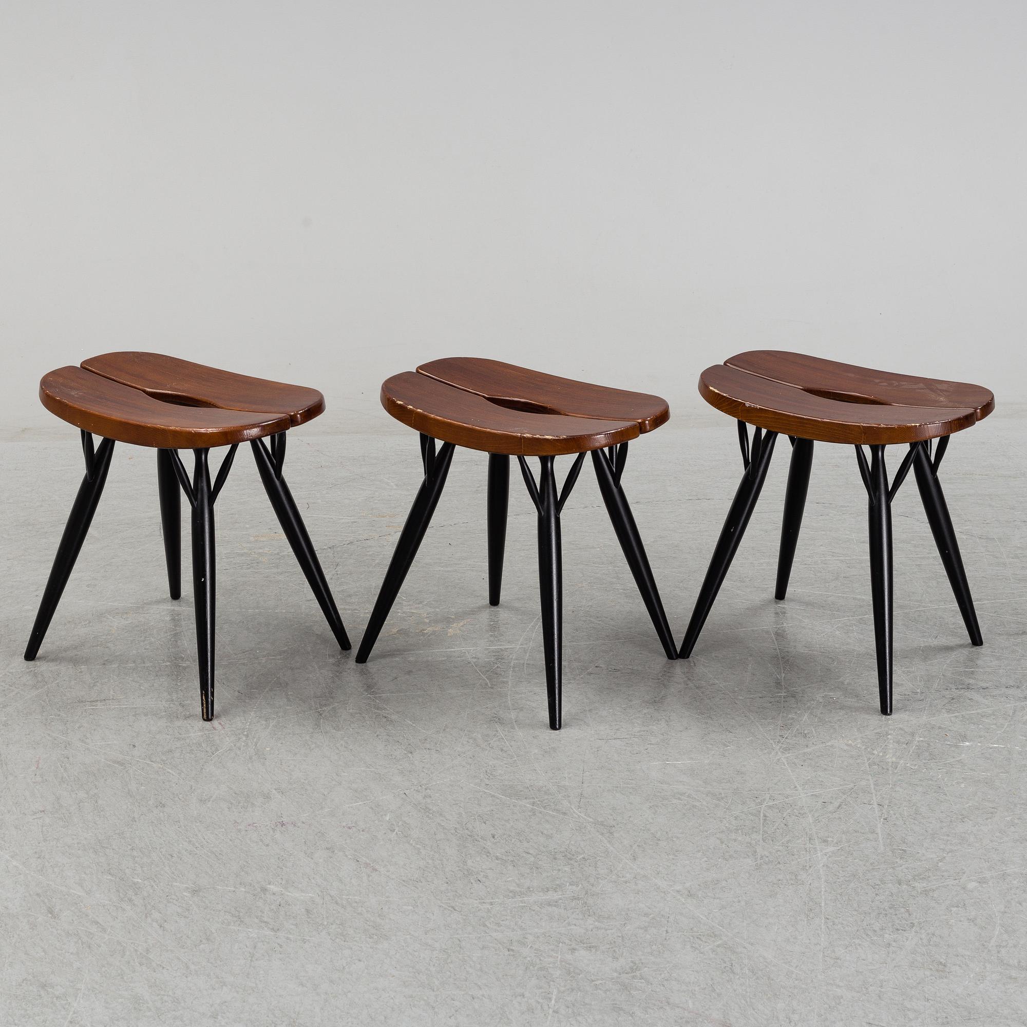ILMARI TAPIOVAARA, pallar, a set of three "Pirkka" stools, Artek, Finland.
