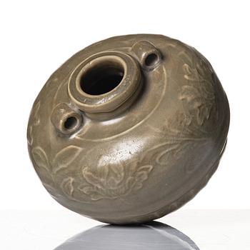 An olive green glazed jar, South East Asia, 15th/16th century.