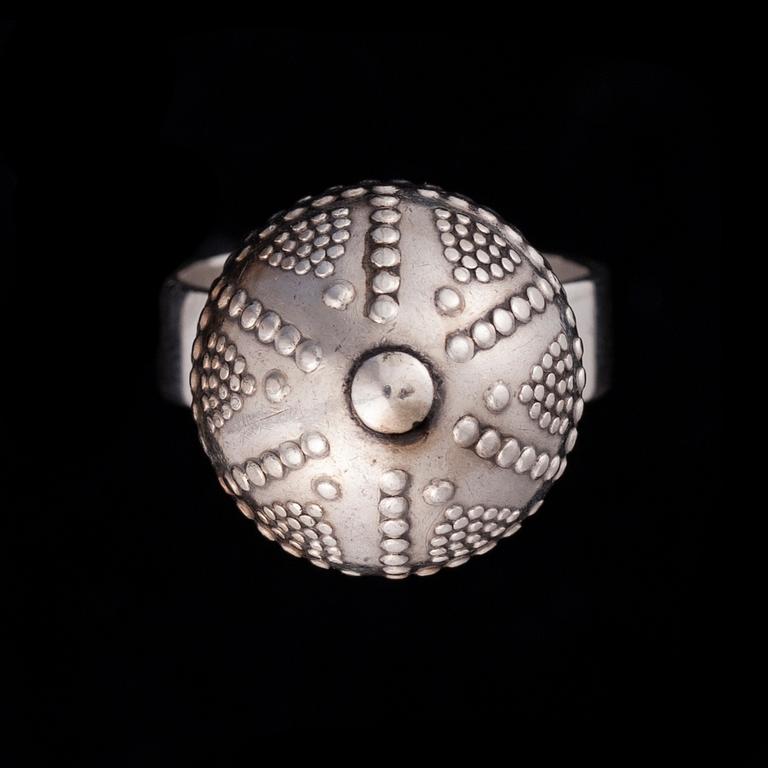 COLLIER, ARMBAND, ÖRHÄNGEN samt RING, silver, Kalevala Koru 1965-67.
