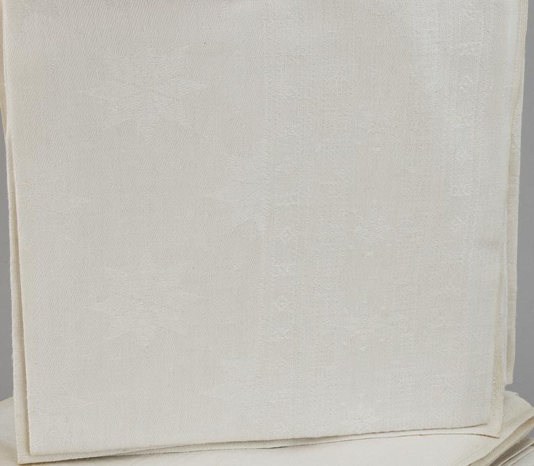 1+1 linen table cloths, 22+9 linen napkins.