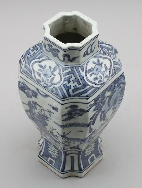 VAS, porslin, Kina, 2000-tal.