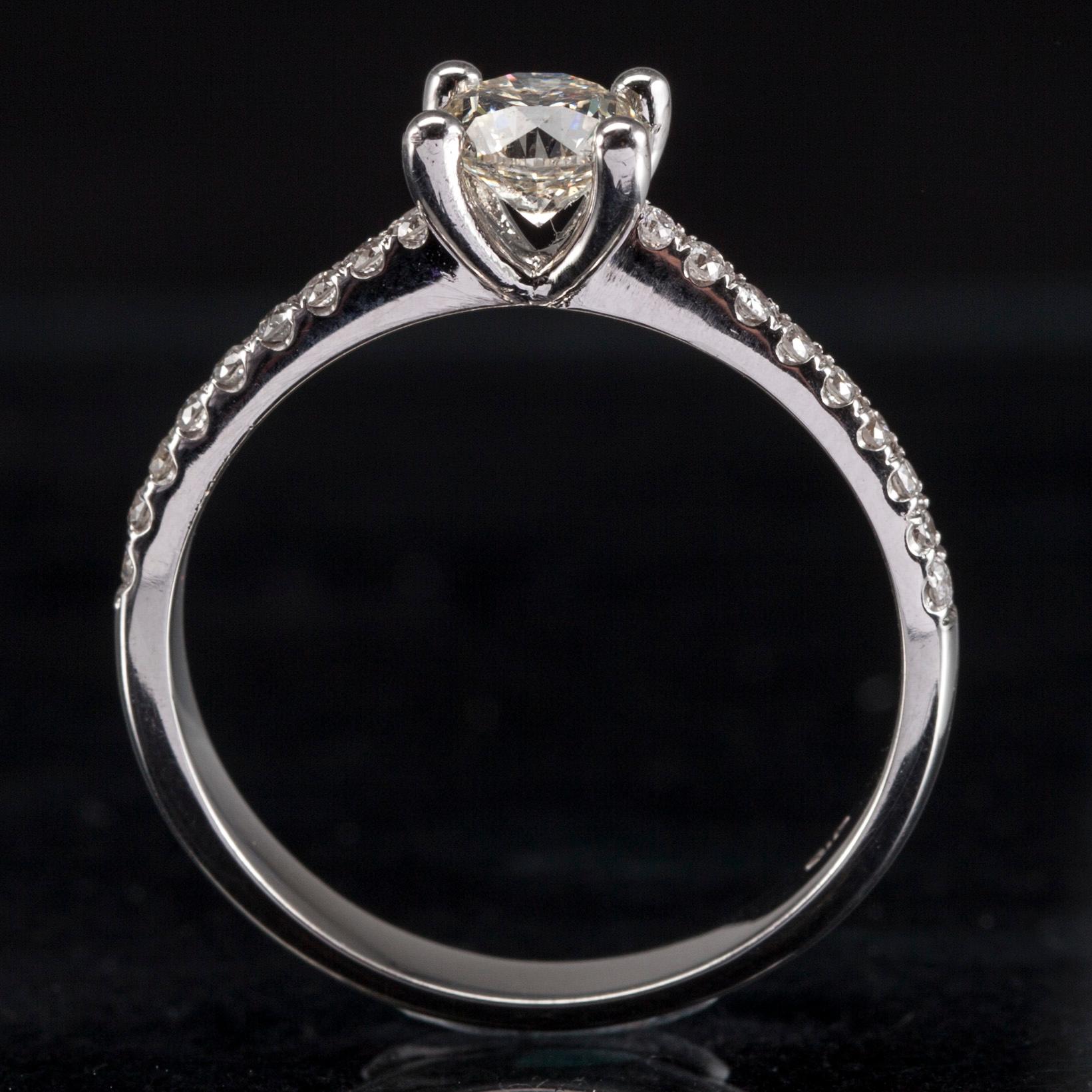 RING, 18K vitguld, diamanter tot. 0,75 ct. Vikt 3,0 g.