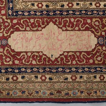 A CARPET, a semi-antique Tabriz, ca 466 x 328,5 cm.