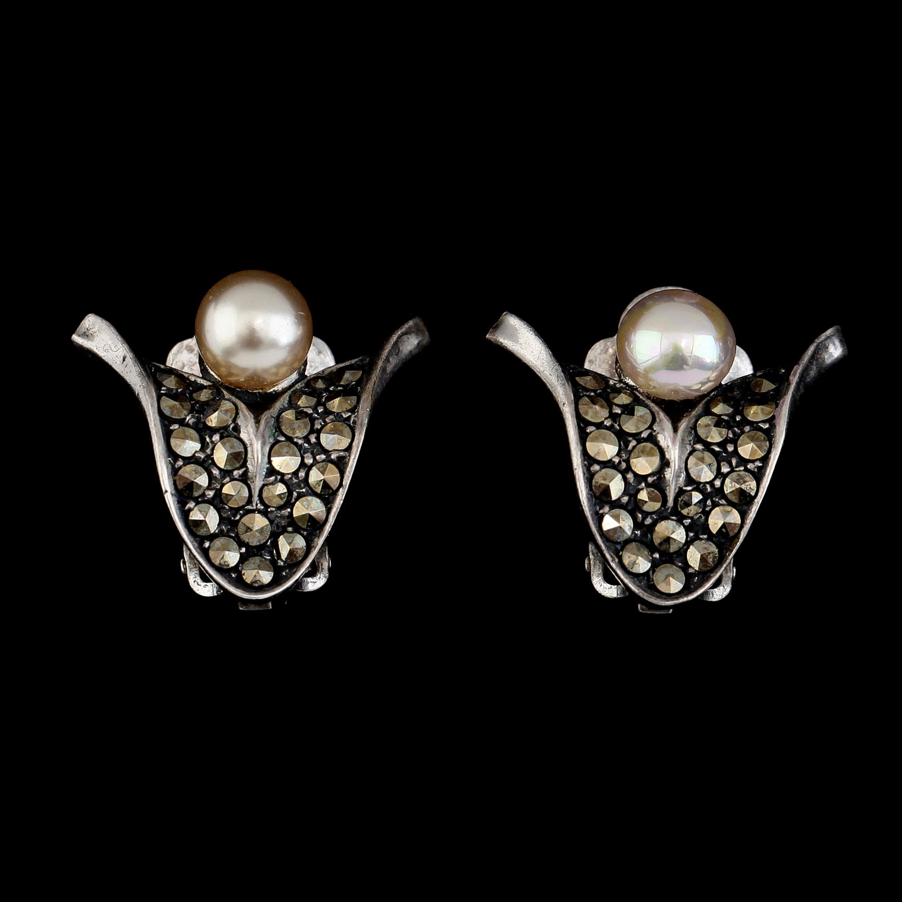HÄNGE OCH ÖRHÄNGEN, 2 par, silver och bla markasiter, omkring år 1900.