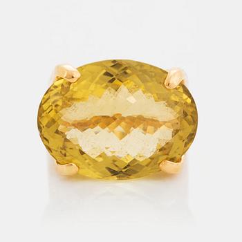 425. An 18K gold ring set with a faceted lemon quartz.