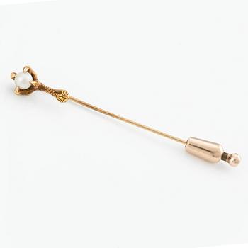 An 18K gold and pearl pin.