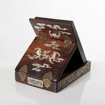 An enamelled box with cover, a mirror and a stamp, late Qing dynasty.