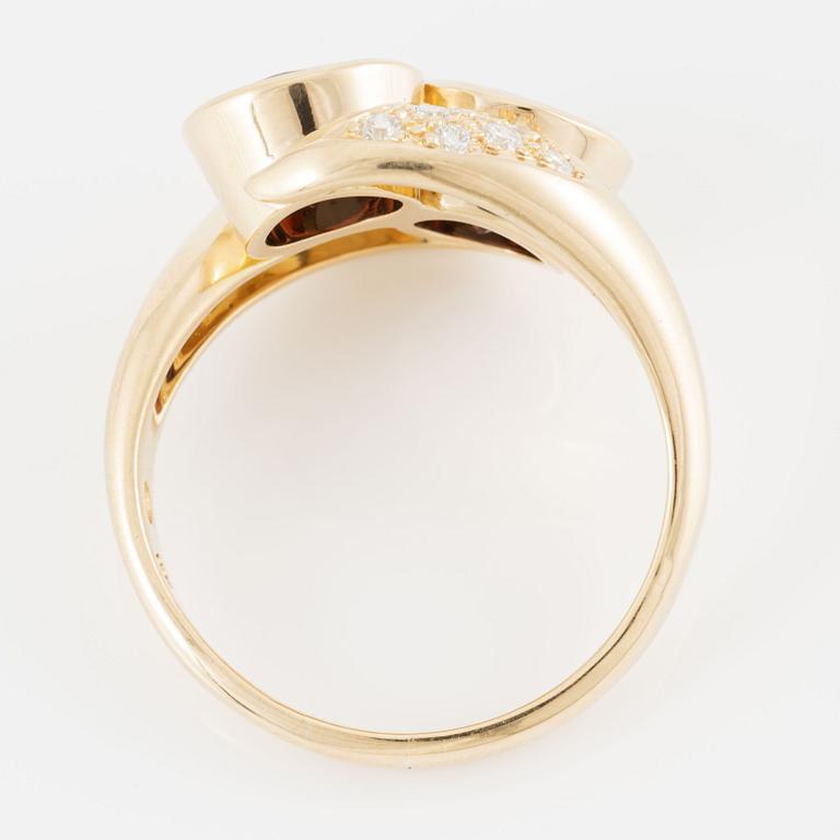 Ring, Gübelin, 18K gold with two garnets and brilliant-cut diamonds.