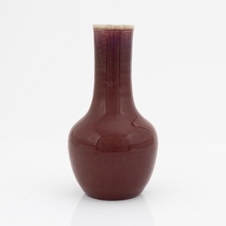 A sang de boef glazed vase, Qing dynasty, circa 1900.