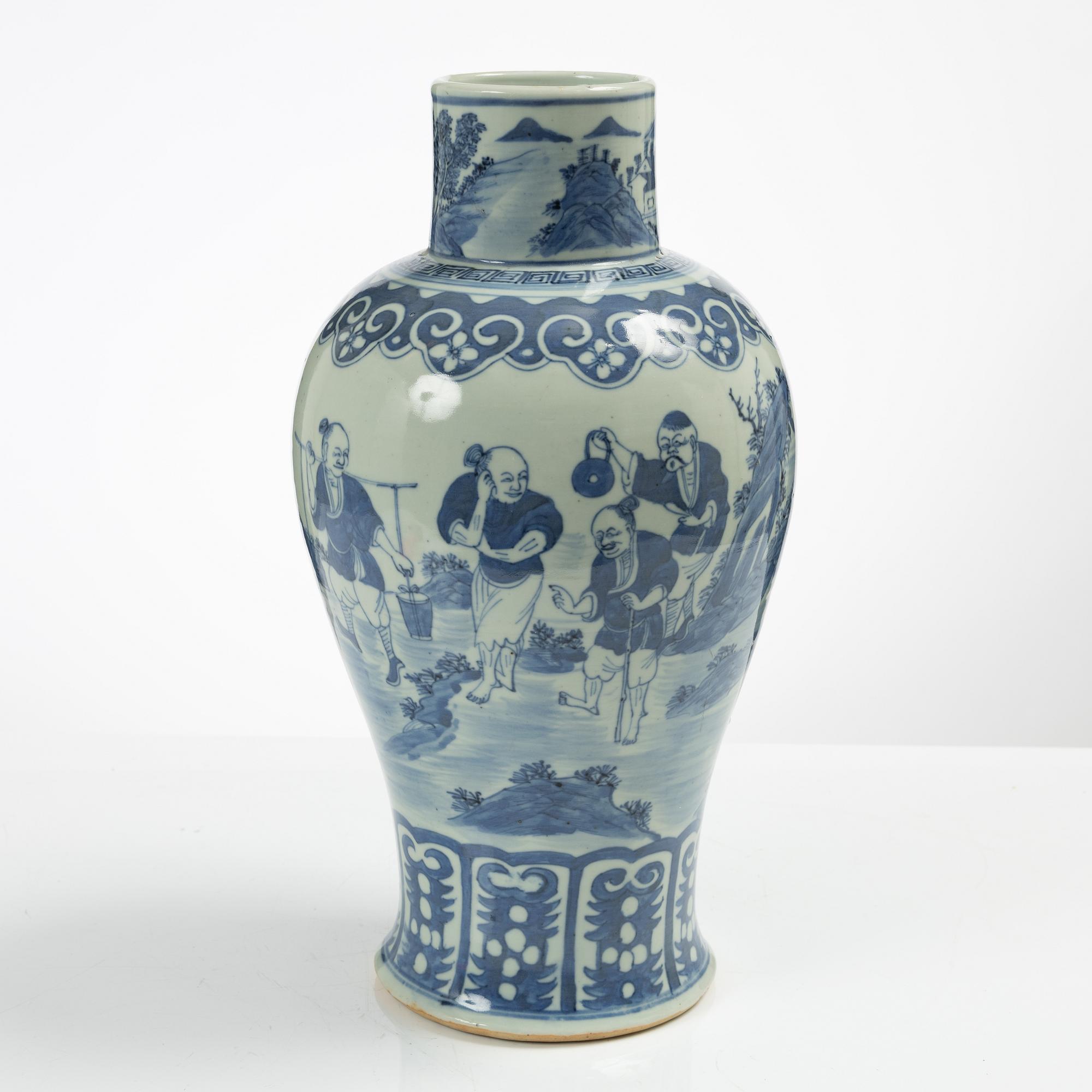 A Chinese blue and white porcelain vase, Qing dynasty, 19th century.