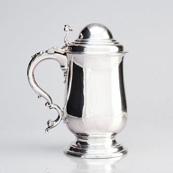 An English silver tankard with lid, London 1775. Possibly mark of William Bennet.