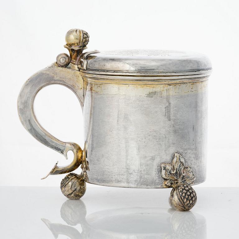 Dryckeskanna, dubbelslagen mästarstämpel, möjligen för Carl Arfwedson Åhl (verksam i Nyen 1687-1698). Barock.