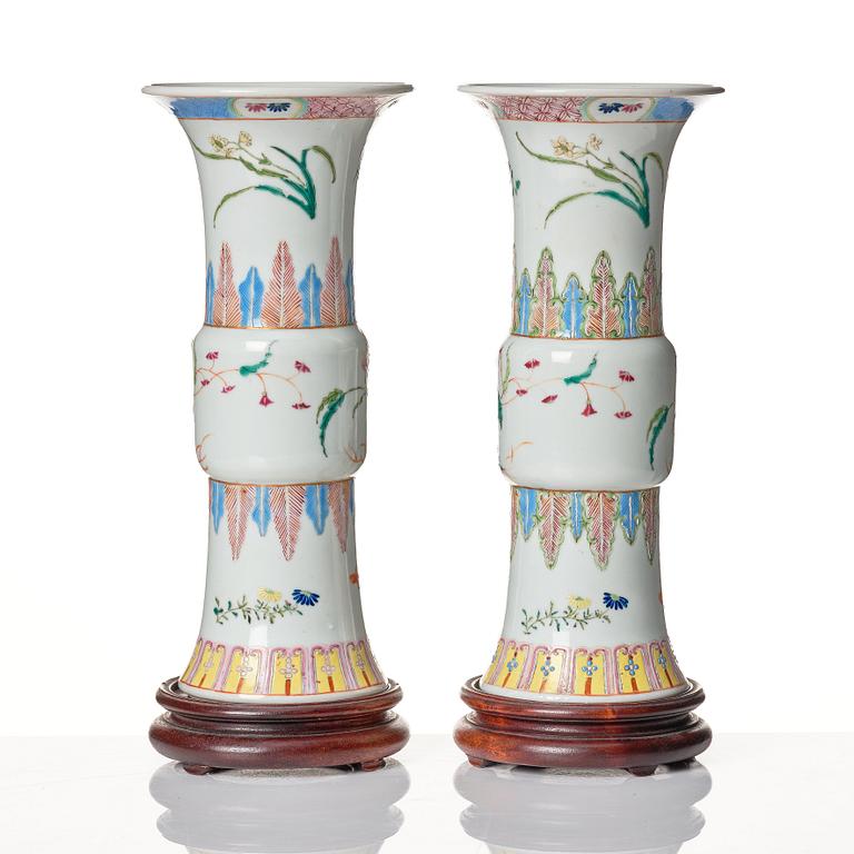 Trumpetvaser, ett par, porslin. Qing dynastin, 1800-tal.