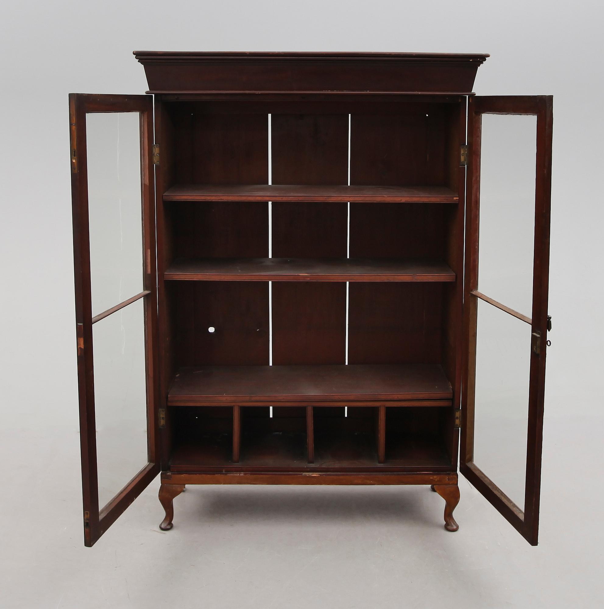 BOKSKÅP, England, 1900-talets första hälft.