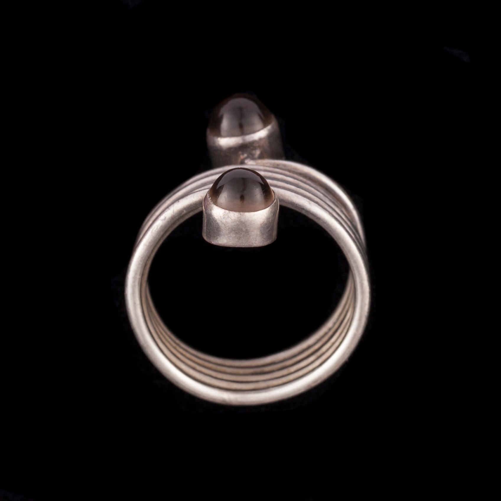 RING, silver, rökkvarts. Heikki Kaksonen, Kaunis Koru. Vikt ca 6,4 g.
