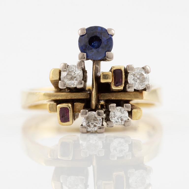 Ring, 18K gold with sapphire, old-cut and brilliant-cut diamonds, and rubies.
