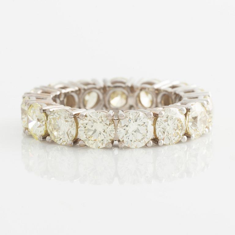 Ring helallians med gula briljantslipade diamanter.