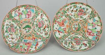 TALLRIKAR, 2 st, porslin, Kina, Kanton, sekelskiftet 1800/1900-tal.