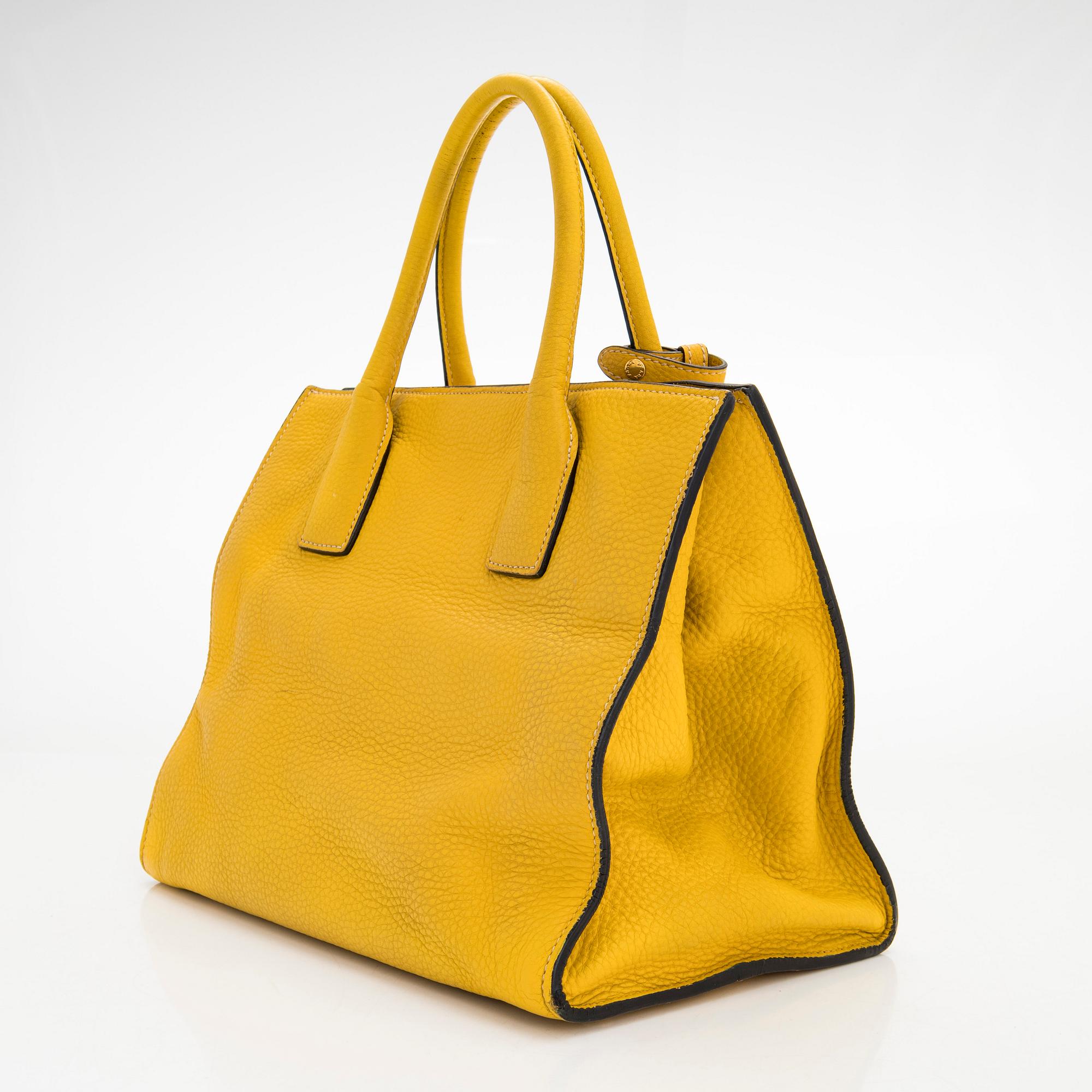 Prada, a 'Vitello Daino Tote' bag.