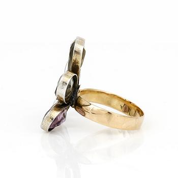 RING, 18K guld med bl at citrin och ametister, C J Häggström, Visby, troligen 1900-talets andra hälft. Vikt ca 6,41 g.