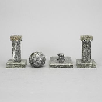 SKRIVBORDSUPPSATS, 4 delar, kolmårdsmarmor, 1900-tal.