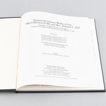 Böcker, tre stycken, om Kinesisk konsthantverk, auktionskataloger, Sothebys, 1974-83.