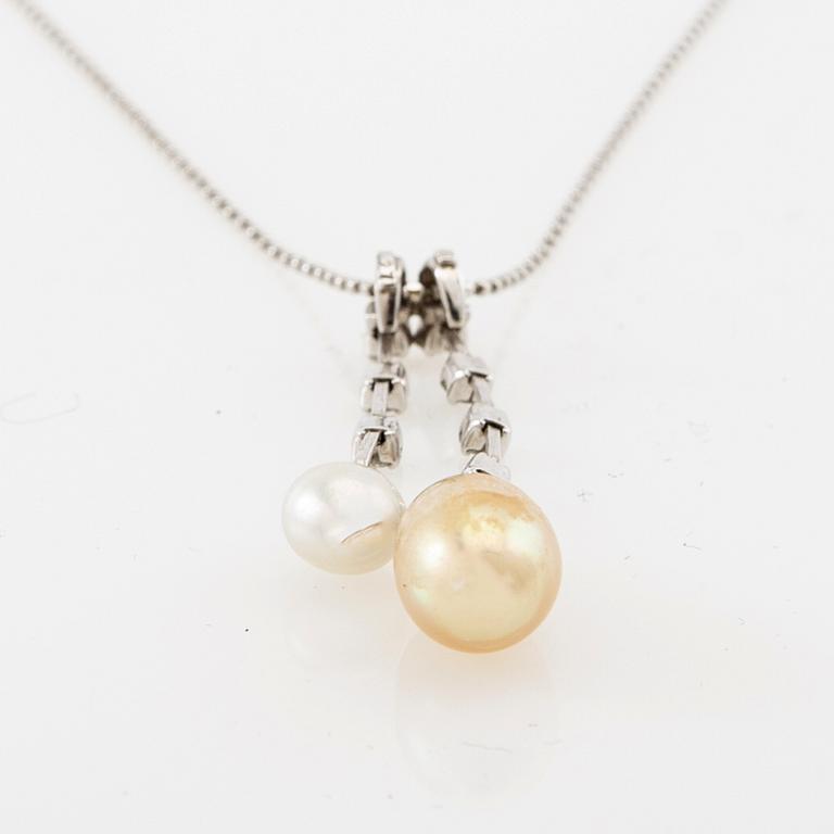 Hängsmycke, 18K vitguld med pärlor med diamanter.
