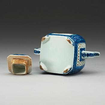 A blue and white tea pot with cover, Qing dynasty.