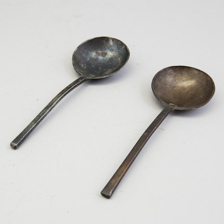 TWO 17TH CENTURY PEWTER SPOONS.
