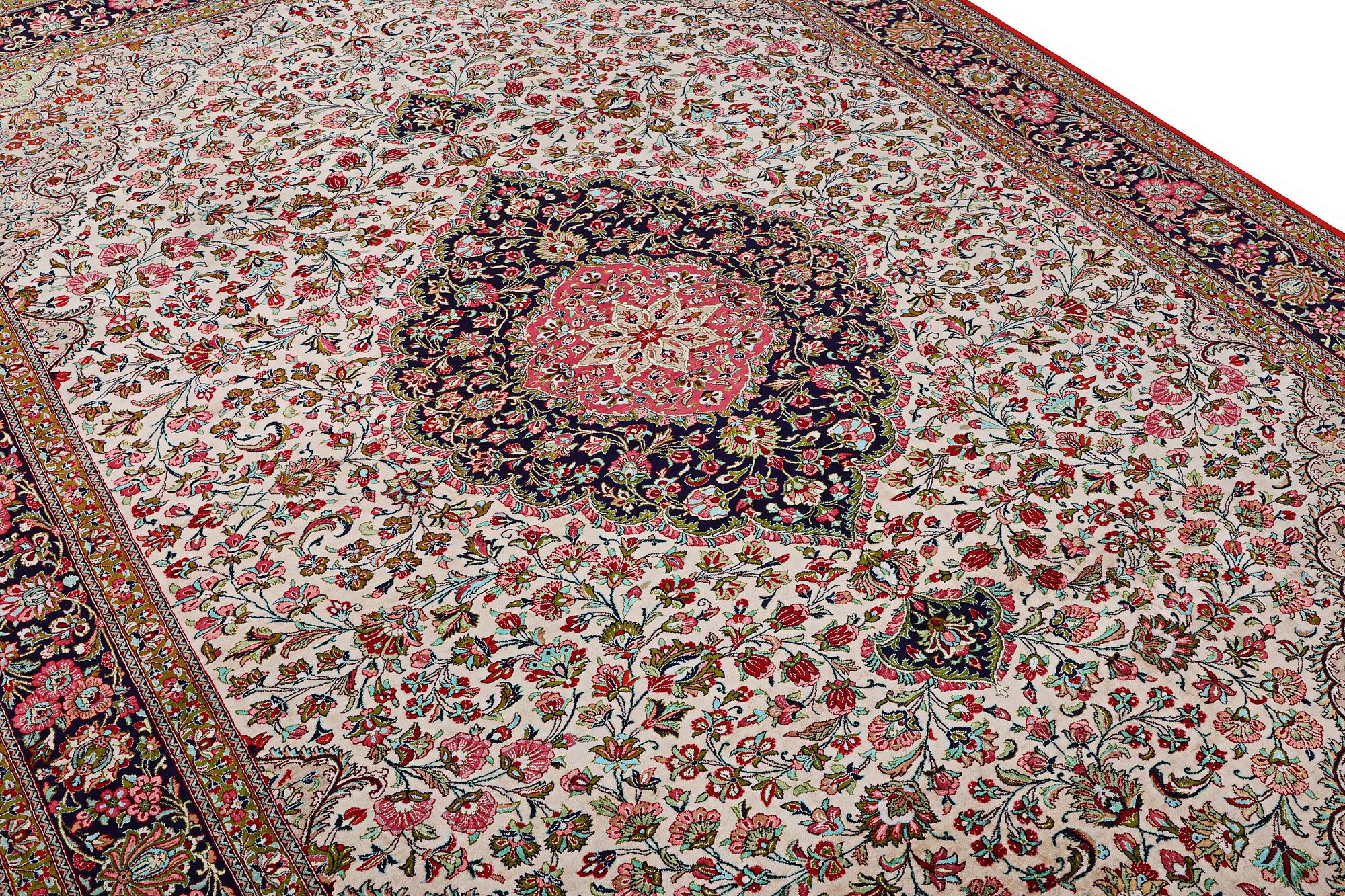 Matta, silkeghom, ca. 292 x 199 cm.