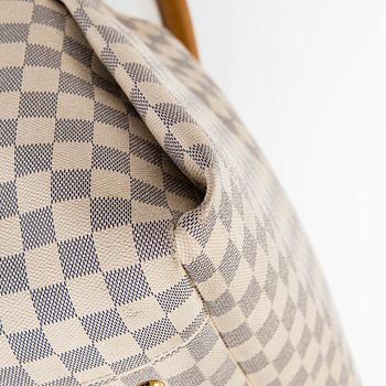 Louis Vuitton, an 'Artsy MM' handbag.