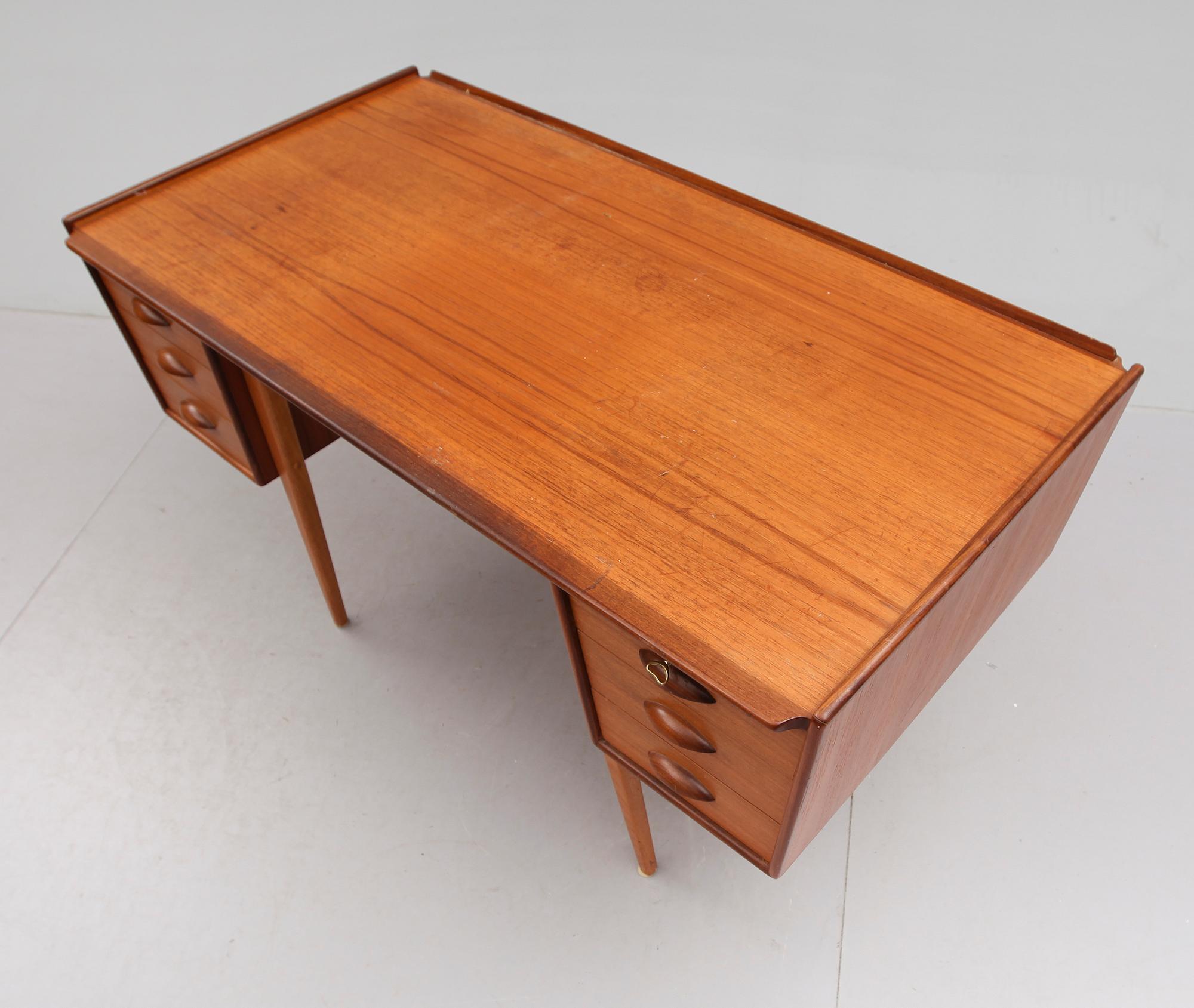 SKRIVBORD, "Pl. Uddebo", Svante Skogh, Aktiebolaget Möbelfabriken Balder, Vaggeryd, 1900-talets andra hälft.