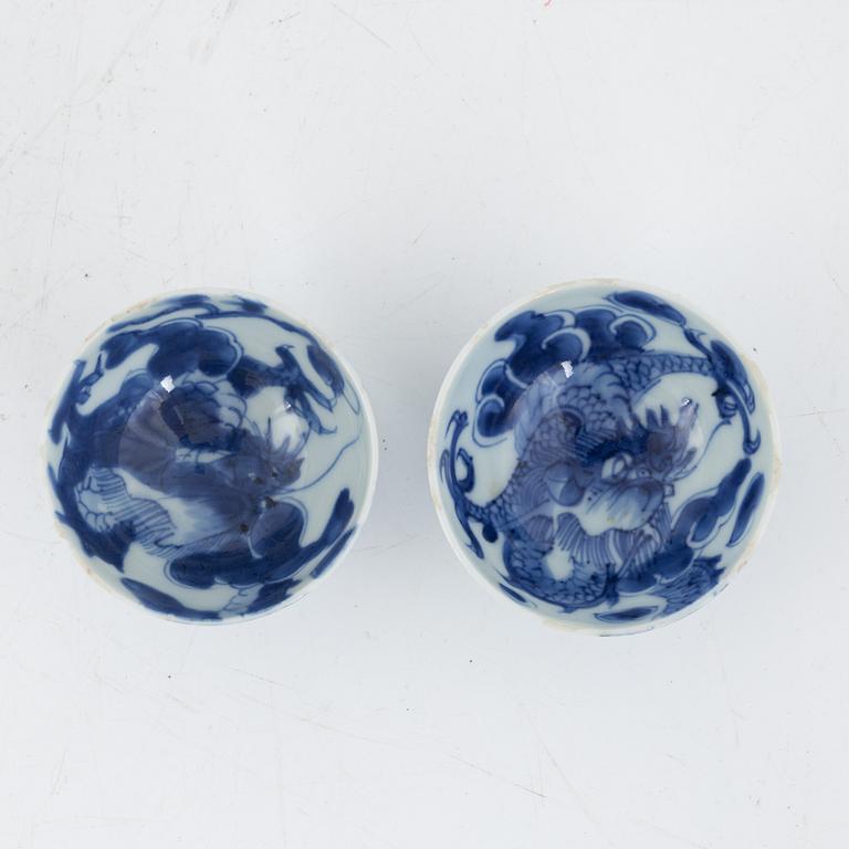 A pair of blue and white Chinese 'dragon' cups, Qing dynasty, 18th century.