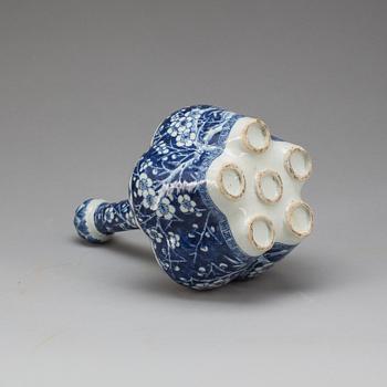 TULPANVAS, porslin, Kina, sen Qing. 1800-tal.